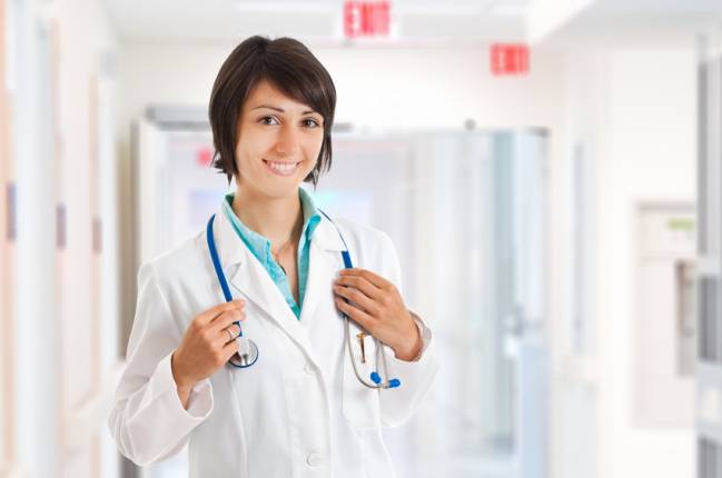  La feminización médica se ve drásticamente frenada por una falta de representación de la mujer en los puestos de responsabilidad hospitalaria. / Fotolia