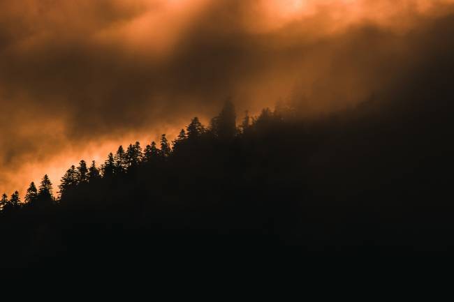 Colina de la montaña ardiendo