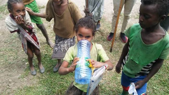 Imagen de unos niños bebiendo agua