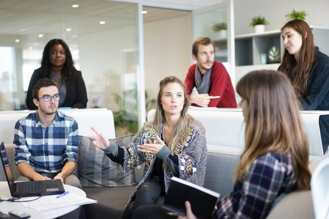 hombres y mujeres en el trabajo