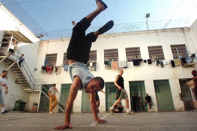 Prisioneros en el patio de una cárcel. / Efe