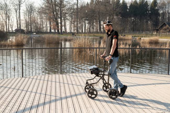 Gert-Jan, que hace una década sufrió la parálisis de sus piernas tras un accidente, ha vuelto a caminar gracias a la nueva interfaz cerebro-ordenador