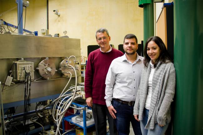 Ziad Abou Haidar, Begoña Fernández y Joaquín Gómez Camacho, investigadores del proyecto DITANET, junto a la cámara de trazado del CNA.