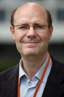 El catedrático Víctor Moreno, de la Facultad de Medicina y Ciencias de la Salud de la Universidad de Barcelona, el Instituto de Investigación Biomédica de Bellvitge (IDIBELL) y el Instituto Catalán de Oncología (ICO).