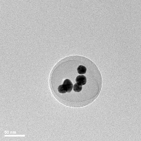 Partículas de oro encapsuladas en una nanoesfera metalorgánica.