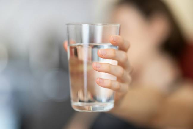 mujer con un vaso de agua