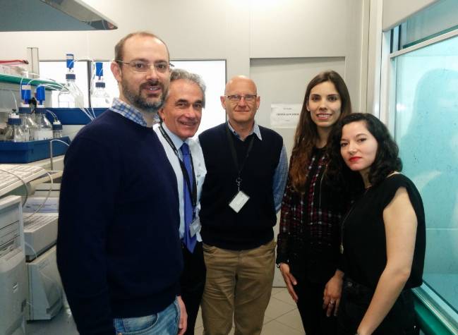De izquierda a derecha, los investigadores Nicola Kielland, Fernando Albericio, Rodolfo Lavilla, Sara Preciado y Lorena Mendive Tapia.