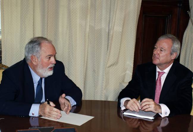 El ministro de Agricultura, Alimentación y Medio Ambiente, Miguel Arias Cañete (a la izquierda) y el presidente de Murcia, Ramón Luis Valcárcel, durante su reunión de ayer en la sede del Ministerio de Agricultura, Alimentación y Medio Ambiente. Imagen: Efe/V.Lerena