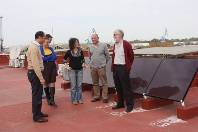 Investigadores del Departamento de Tecnología Electrónica de la Universidad de Sevilla junto a la placa solar en la terraza de la Escuela Técnica Superior de Ingeniería Informática / Fundación Descubre