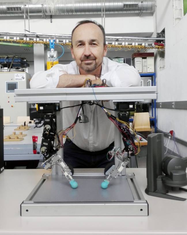 El investigador Jesús Manuel Gómez de Gabriel, de la Universidad de Málaga, junto al simulador  / Fundación Descubre