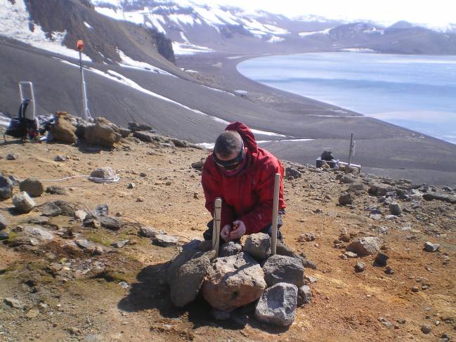 Experto desplegando el sistema multiparamétrico de vigilancia volcánica en la isla Decepción