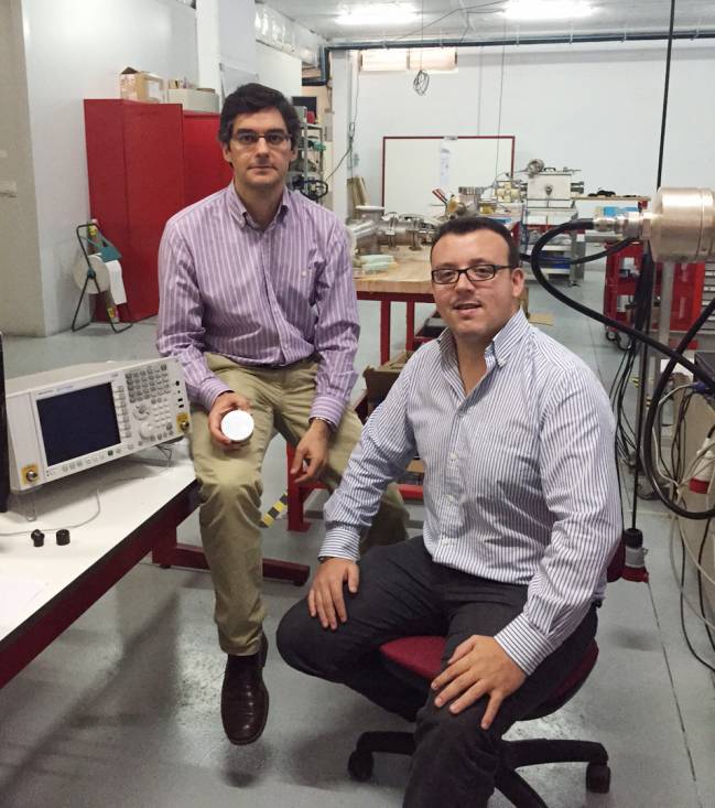 El investigador de la Universidad de Huelva Juan Antonio Gómez Galán, a la izquierda con el sensor, y el director general de Ontech Security, Juan Aponte / Fundación Descubre