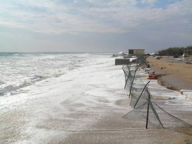 Extremo sur de la Playa de s’Abanell (Blanes, Girona) totalmente erosionada tras el impacto de un temporal en octubre 2007