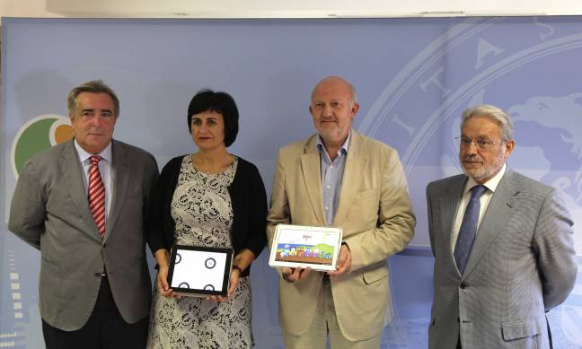 José Luis Verdegay Galdeano, delegado del Rector para las TICs; María José Rodríguez Fórtiz, profesora del departamento de Lenguajes y Sistemas Informáticos de la UGR; Manuel Gimeno, director general de la Fundación Orange, y Gregorio Jiménez López, presidente del Consejo Social de la UGR.  