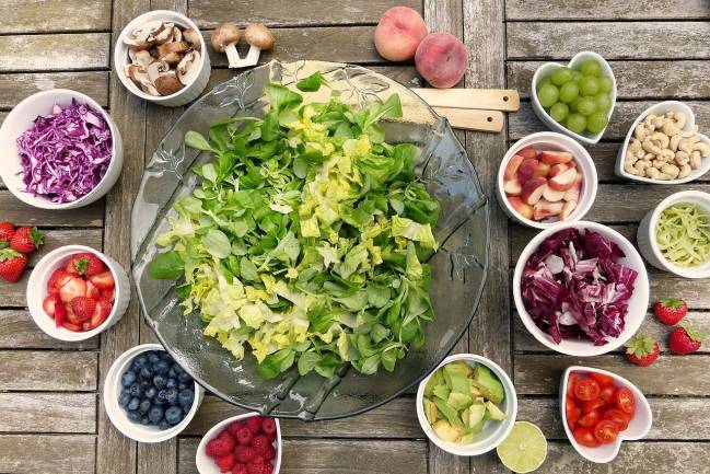 ensalada con varios tipos de acompañamientos vegetales