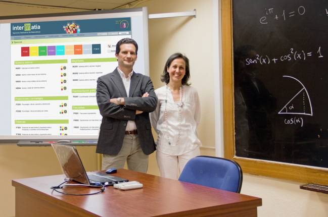 Juan González-Meneses y Olga de la Iglesia en la Facultad de Matemáticas de la US
