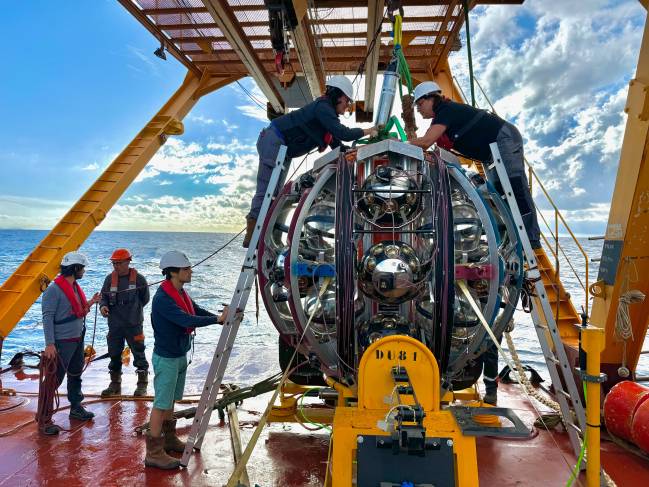 Un módulo de detección del KM3NeT antes de desplegarse en el mar.