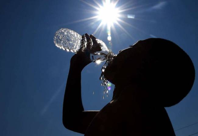 Una persona bebe agua.