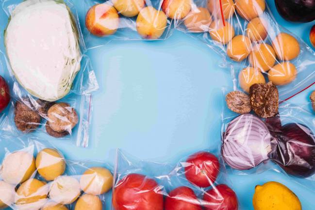 Comida en bolsas de plástico transparente