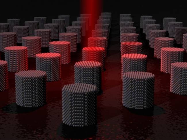 La nueva técnica, descrita en la revista Nature Communications, utiliza un golpe de calor para desestabilizar el equilibrio magnético del imán y cambiar su polaridad. Imagen: CSIC