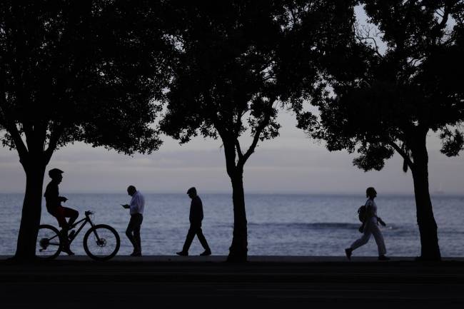 Gente caminando y haciendo ejercicio físico.