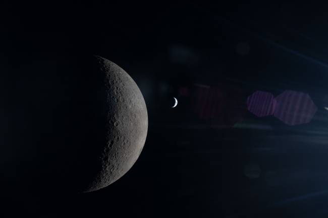 la Luna y la Tierra aparecen alineadas en el mismo encuadre, ambas parcialmente iluminadas por el Sol