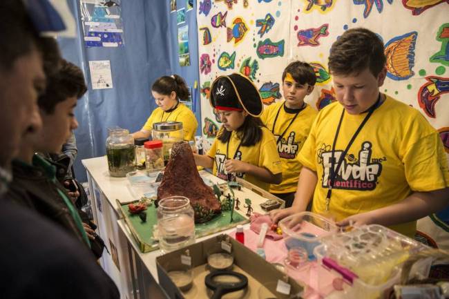 Niñas y niños experimentaban con un modelo de volcán en la novena edición del ‘Finde Científico’ (2018), la feria de la ciencia celebrada en la sede de Alcobendas del Museo Nacional de Ciencia y Tecnología, MUNCYT. / FECYT