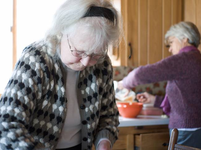 A los ancianos les cuesta seguir la dieta mediterránea. / Elstudio. 