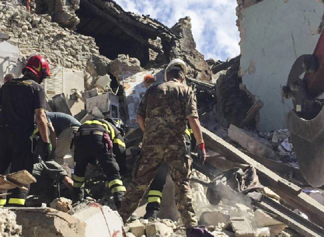 Militares y bomberos, en una de las localidades afectadas por el seísmo. / Ministero della Difesa.