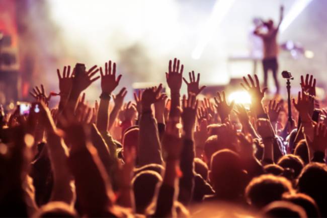 Manos en un concierto