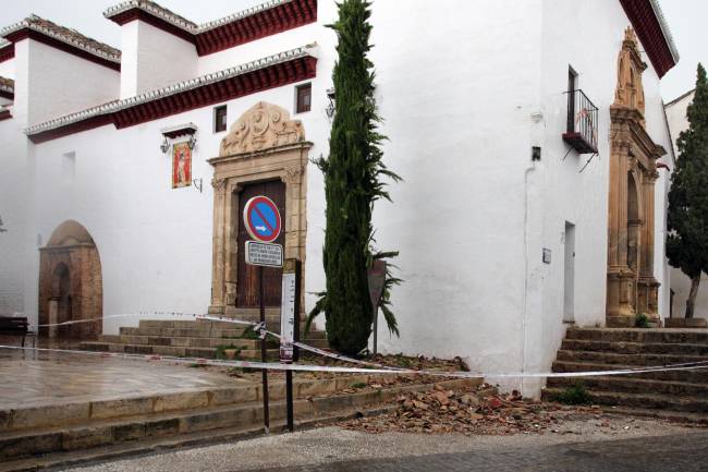 Destrozos en la tejado de la torre de la Iglesia de San Miguel el Bajo, en el Albaicín