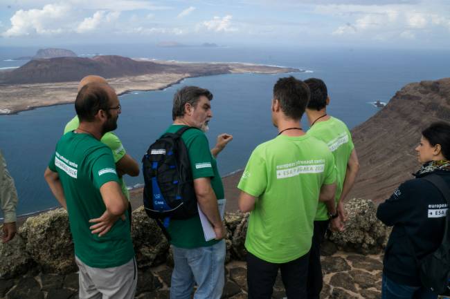 Desde el risco de Famara, Jesús Martínez Frías explica a los astronautas cómo se formó la isla. / ESA-L.Ricci.