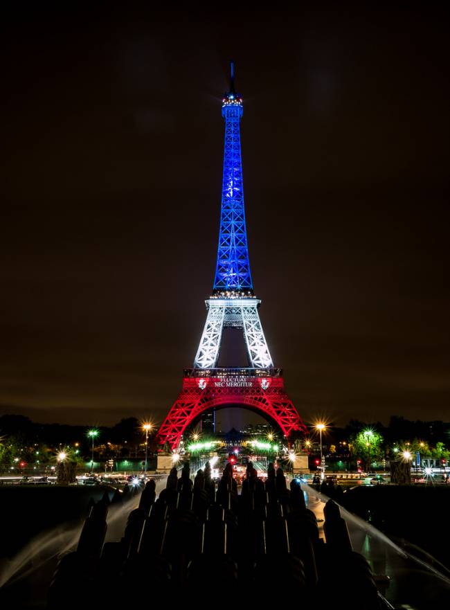 La Torre Eiffel, iluminada el pasado 17 de noviembre. / Yann Caradec. 