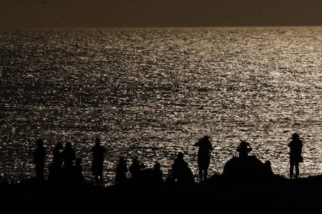 gente mirando el eclipse en España