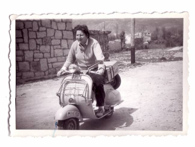 Gloria Fuertes en Chozas de la Sierra en la vespa que utilizaba en su biblioteca infantil ambulante, 1958. /Archivo Gloria Fuertes