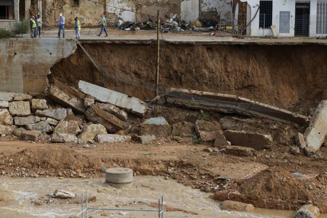 Técnicos revisan el barranco del Poyo