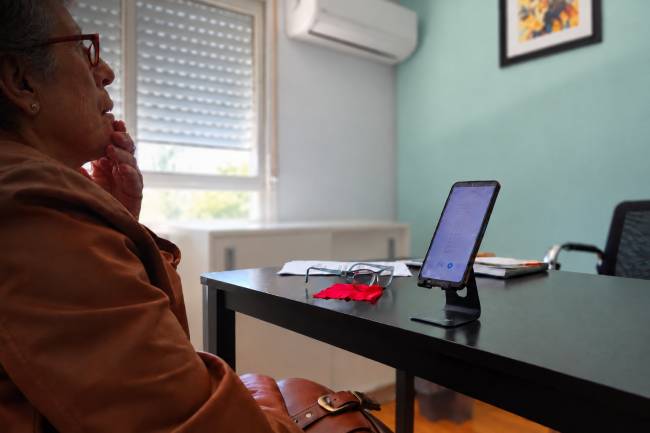 mujer hablando para el estudio