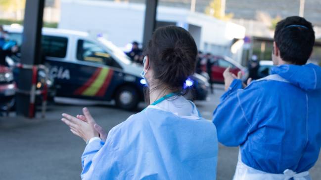 policias sanitarios aplaudiendo