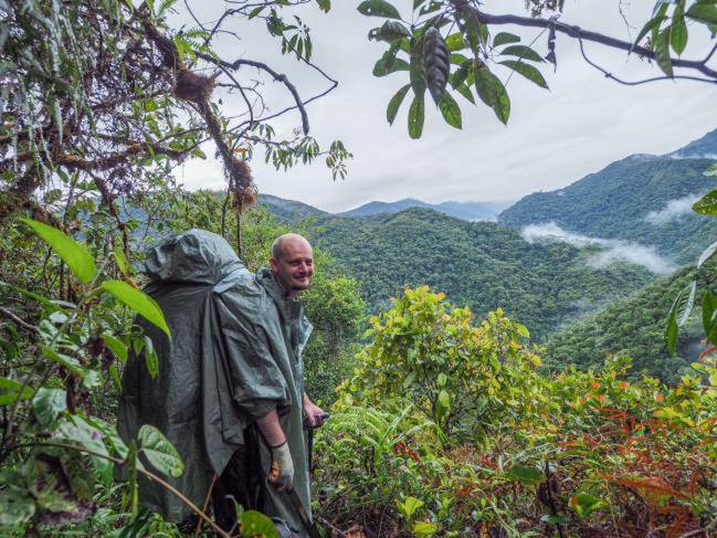 El investigador Paúl Székely durante una expedición en busca de nuevas especies en el Parque Nacional Podocarpus. / Paúl Székely
