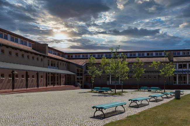patio de un colegio al sol
