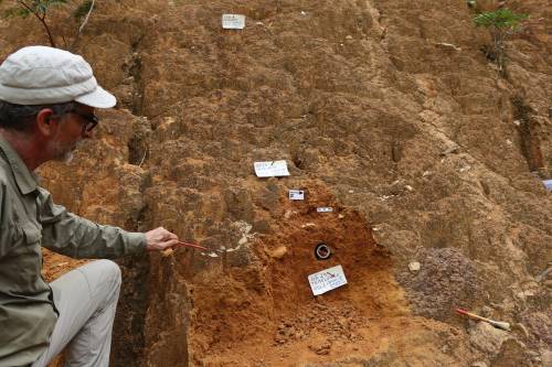 El investigador Antonio Rosas durante una de las expediciones antropológicas en Guinea Ecuatorial. /CSIC