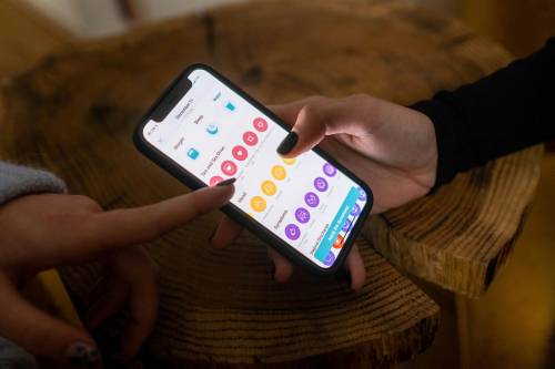 mujer usando una aplicación menstrual