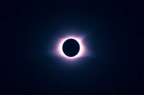 Luna eclipsando al Sol