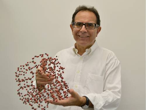Avelino Corma sostiene una maqueta de un catalizador