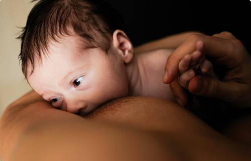 Bebé en los brazos de su madre. 