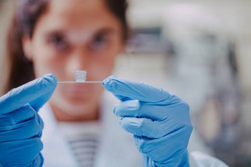 Uxue Aizarna sostiene un vaso sanguíneo bioimpreso. /  CIC biomaGUNE. 