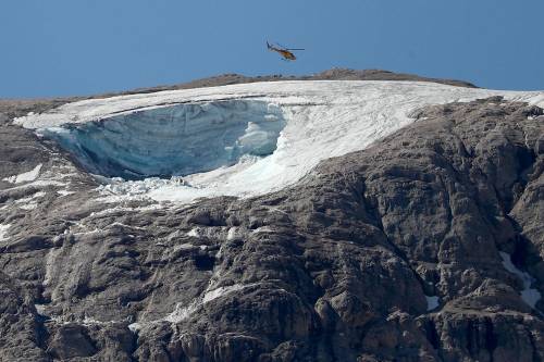 Un helicóptero sobrevuela el glaciar de la Marmolad