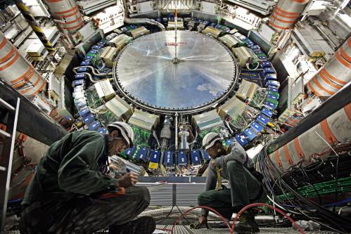 Ingenieros trabajando en el detector ATLAS del LHC. Foto: CERN.