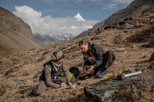 Dos investigadores tomando muestras en las montañas de Bután.