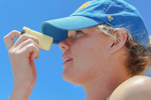 mujer con crema solar